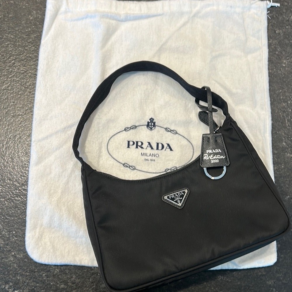 PRADA RE-edition 2000. Authentic! Excellent Condition. Includes dust bag!